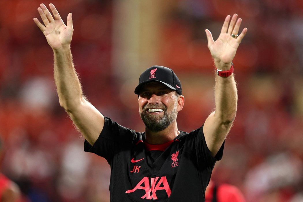 Jürgen Klopp zdraví fanoušky na tréninku v Bangkoku