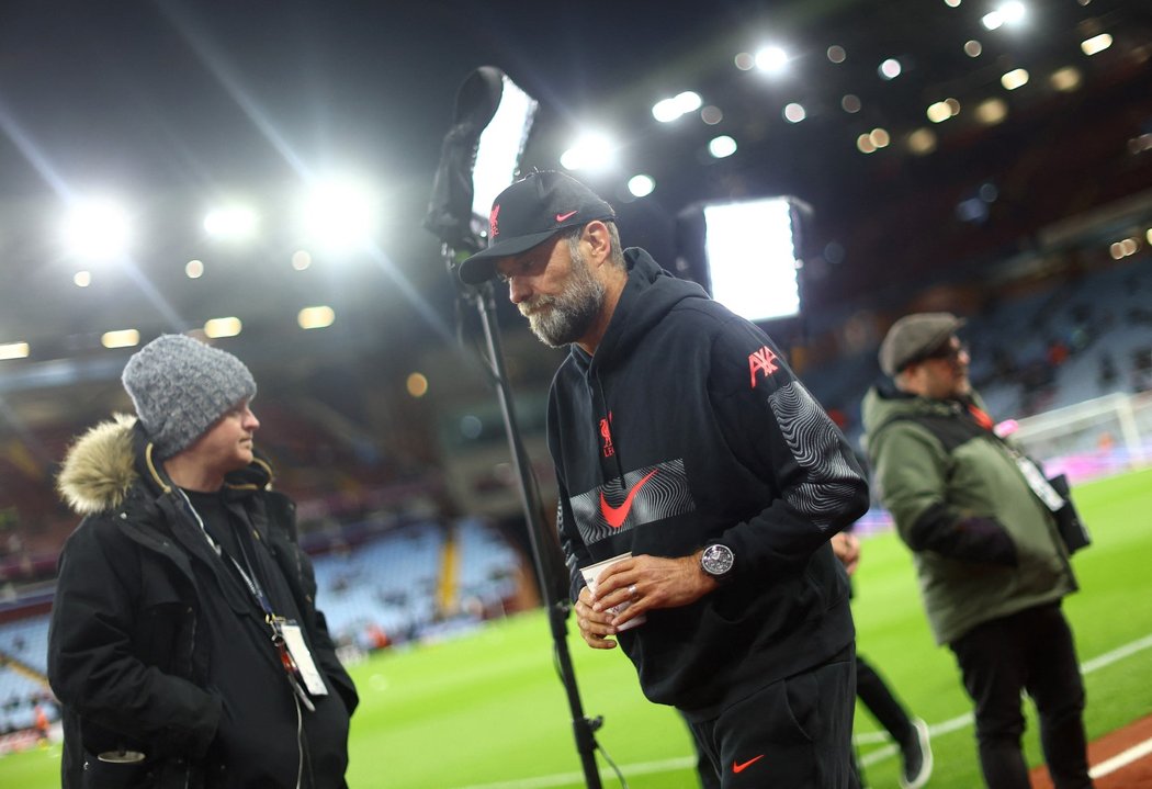 Jürgen Klopp prochází kolem kamer