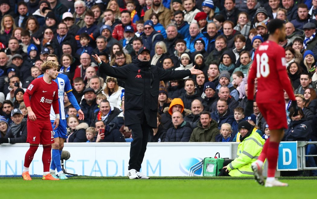 Jürgen Klopp gestikuluje během zápasu