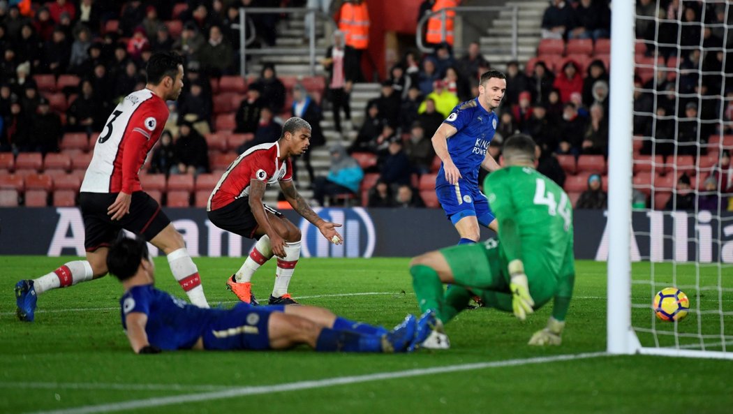 Andy King potřetí překonává brankáře Forstera