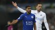 Riyad Mahrez z Leicesteru a Gylfi Sigurdsson ze Swansea ve vzájemném zápase 25. kola Premier League