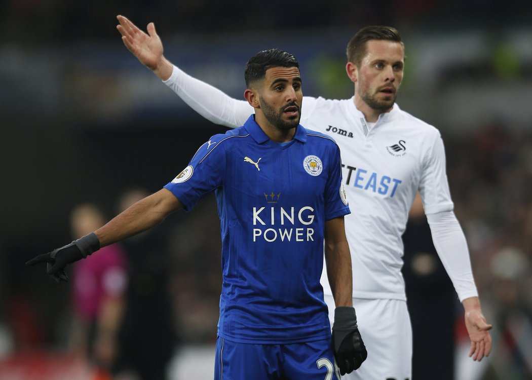 Riyad Mahrez z Leicesteru a Gylfi Sigurdsson ze Swansea ve vzájemném zápase 25. kola Premier League