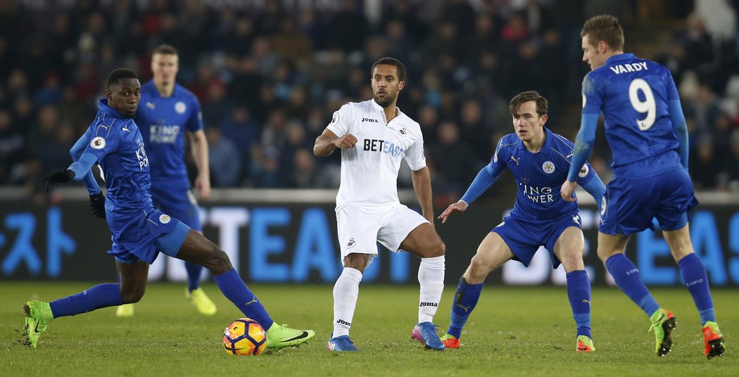 Wayne Routledge ze Swansea se probíjí obranou Leicesteru