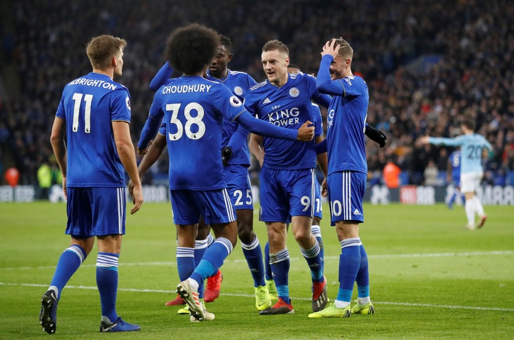 Radost hráčů Leicesteru po brance v síti úřadujících šampionů Premier League