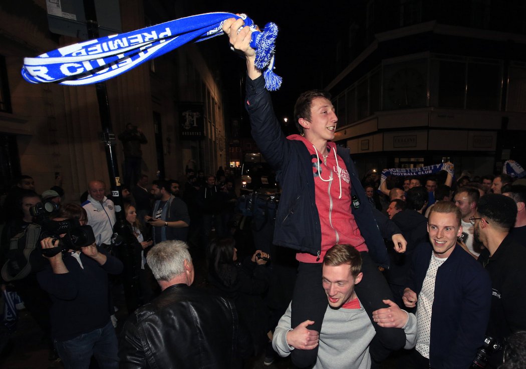 Fanoušci Leicesteru slaví. Po jednadvaceti letech nezískal titul tým z Londýna či Manchesteru.