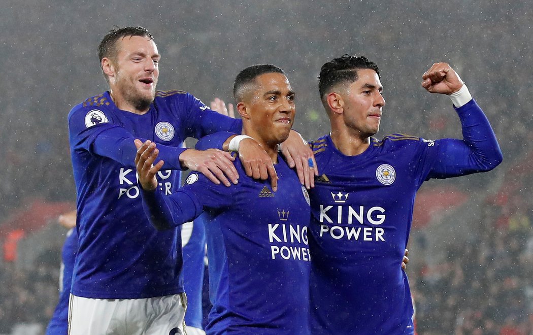 Youri Tielemans, Ayoze Perez a Jamie Vardy. Dohromady dali Southmaptonu 6 gólů