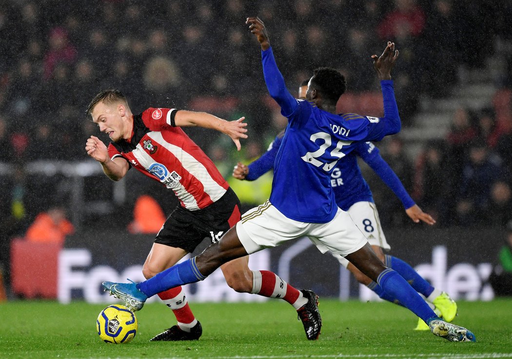 Wilfred Ndidi při obranném zákroku