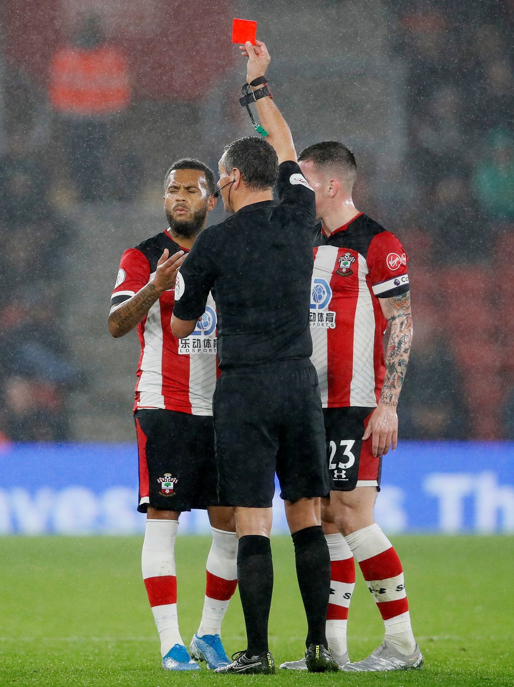 Klíčový okamžik zápasu, Ryan Bertrand dostává červenou kartu