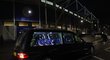 Fanoušci před zápasem zaparkovali před stadion Leicesteru pohřební vůz s nápisem RIP FOOTBALL
