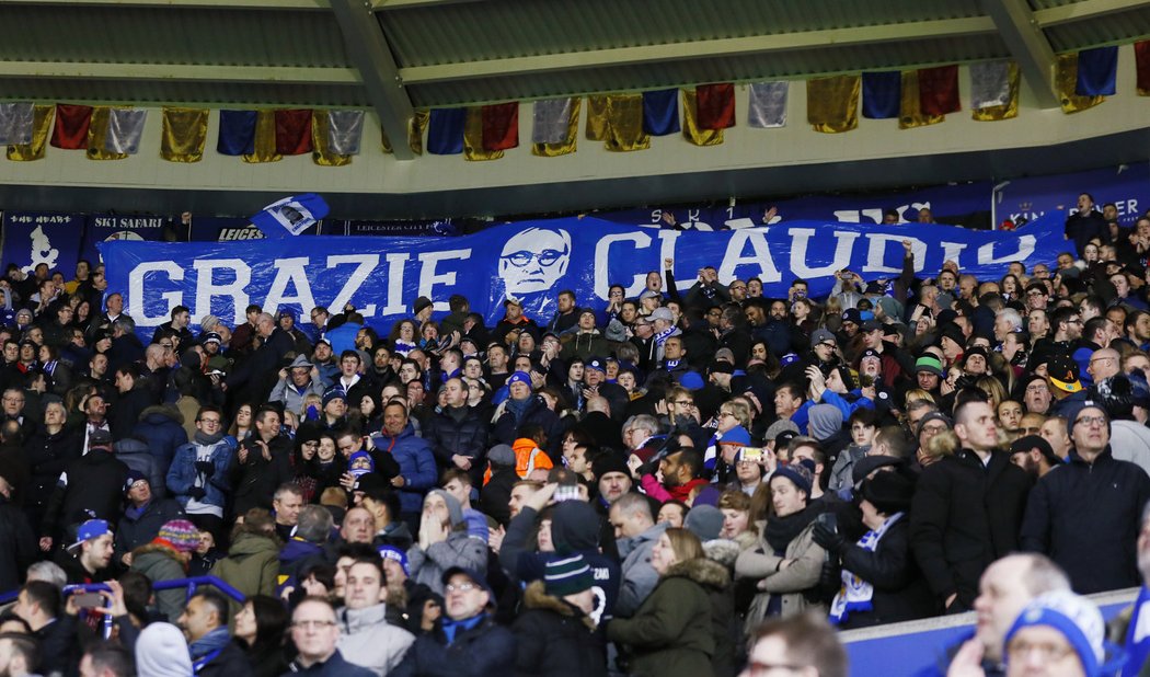 Několik fanoušků Leicesteru vyjádřilo podporu odvolanému trenérovi choreem