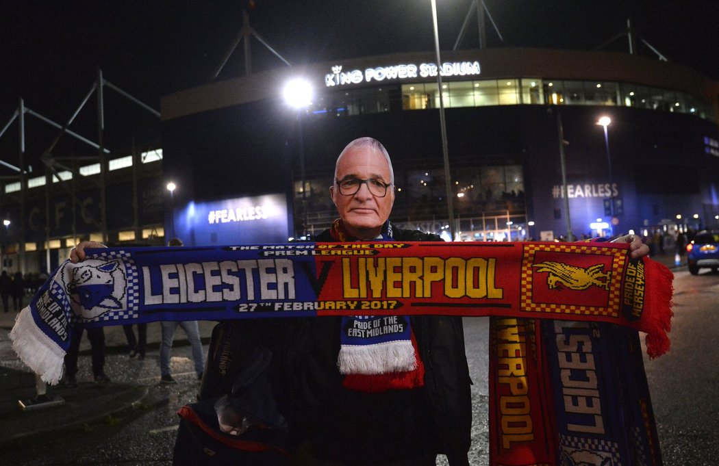 Někteří příznivci Leicesteru vyrazili na zápas s Liverpoolem v masce odvolaného kouče Ranieriho