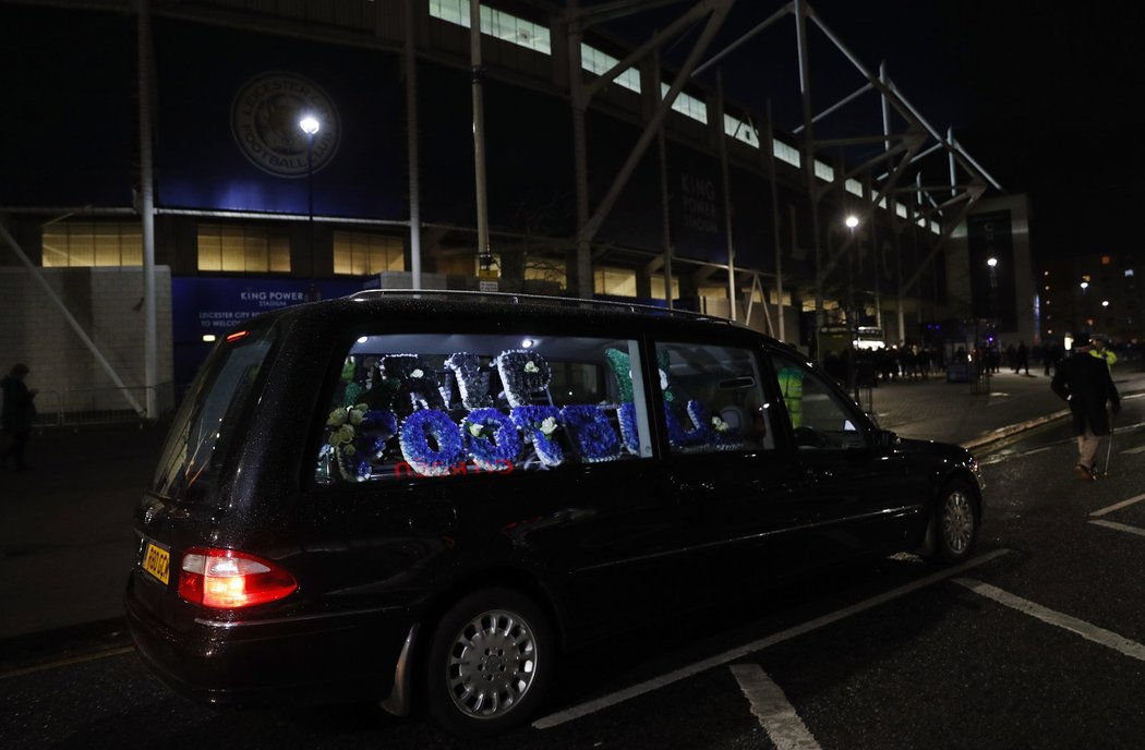 Fanoušci před zápasem zaparkovali před stadion Leicesteru pohřební vůz s nápisem RIP FOOTBALL