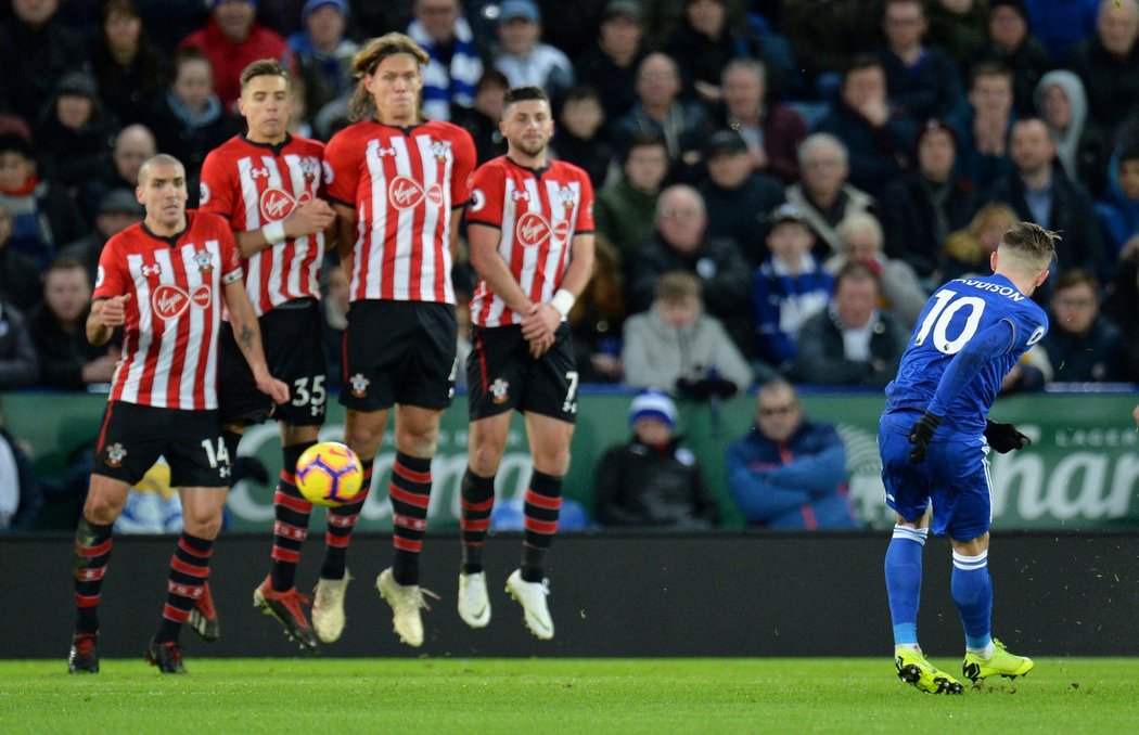 James Maddison z Leicesteru posílá míč na branku Southamptonu z trestného kopu