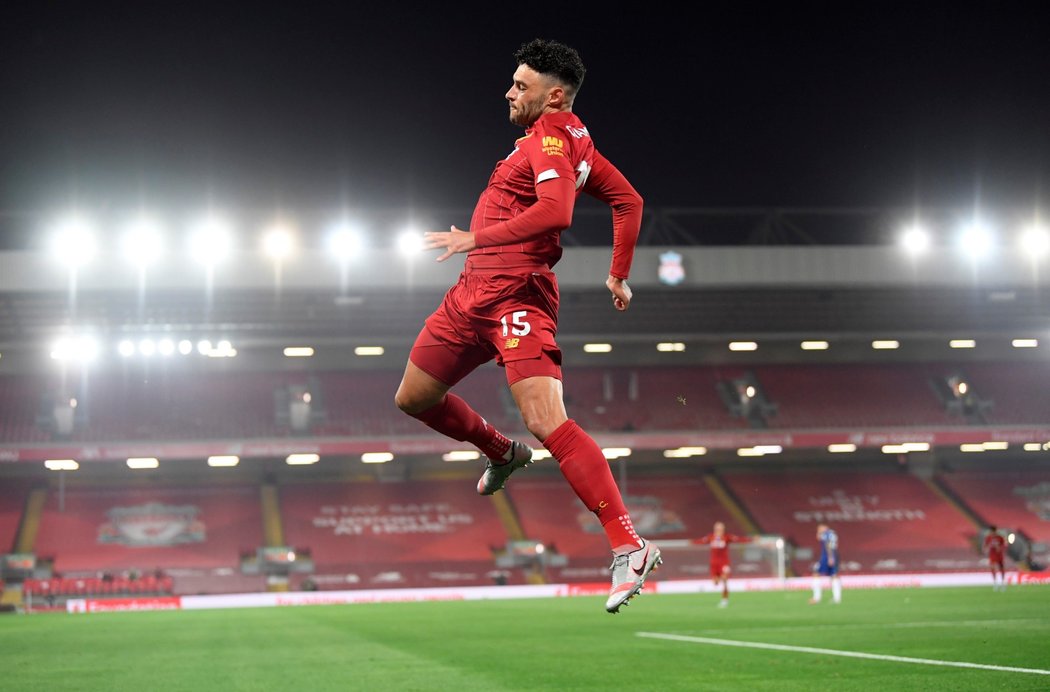 Alex Oxlade-Chamberlain oslavuje svou trefu proti Chelsea, kterou pečetil výhru Liverpoolu 5:3