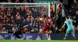 Sadio Mané střílí třetí gól Liverpoolu v zápase proti Arsenalu