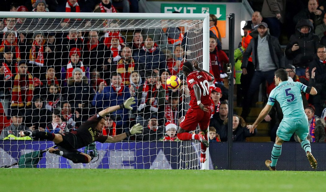 Sadio Mané střílí třetí gól Liverpoolu v zápase proti Arsenalu