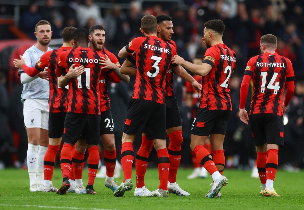 Hráči Bournemouthu se radují z výhry nad Liverpoolem