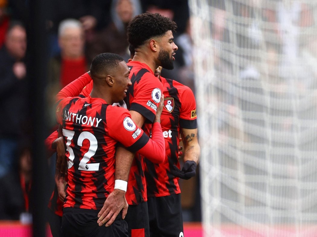 Hráči Bournemouthu se radují ze vstřelené branky