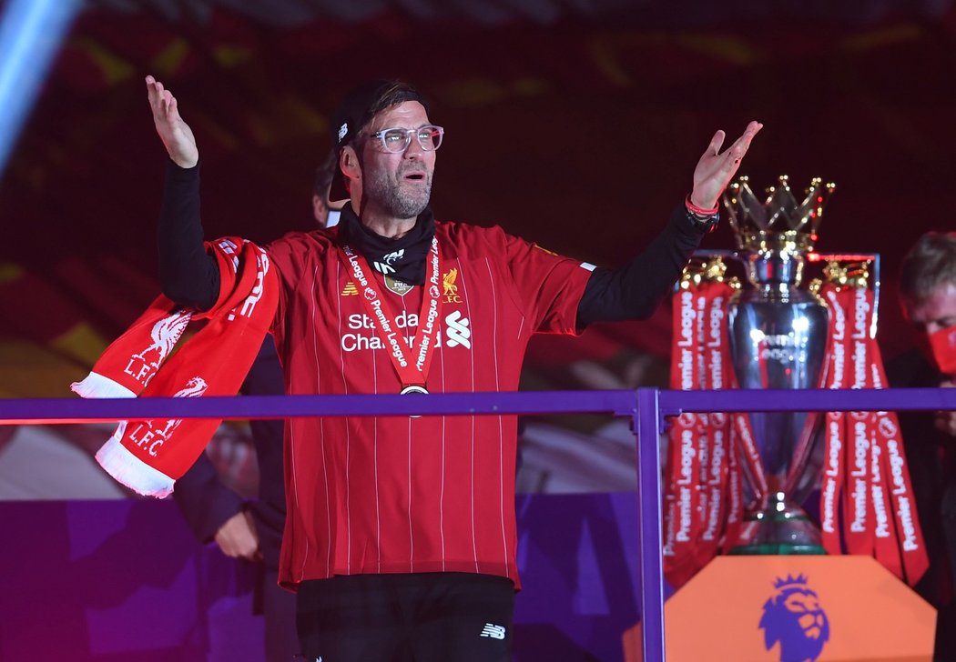 Trenér Liverpoolu Jürgen Klopp během medailového ceremoniálu, při němž převzali Reds medaile a pohár pro mistra Premier League