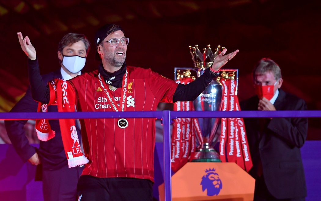 Trenér Liverpoolu Jürgen Klopp během medailového ceremoniálu, při němž převzali Reds medaile a pohár pro mistra Premier League