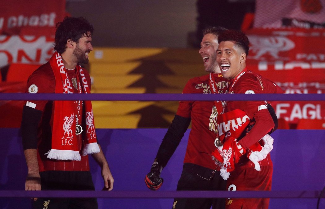 Fotbalisté Liverpoolu během medailového ceremoniálu, při němž převzali Reds medaile a pohár pro mistra Premier League