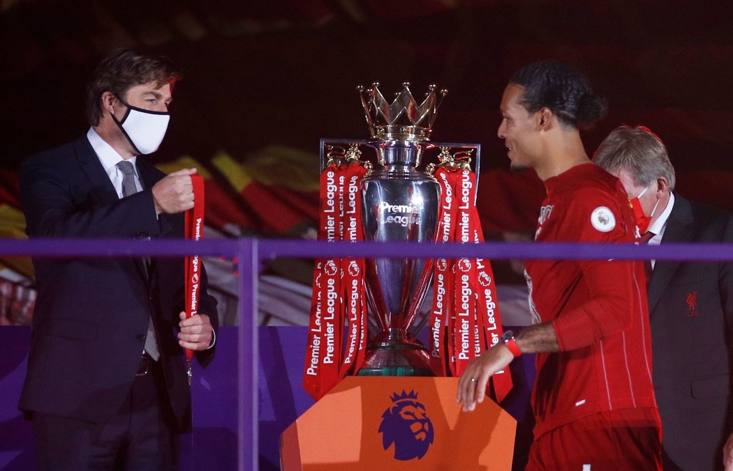 Virgil van Dijk během medailového ceremoniálu, při němž převzali Reds medaile a pohár pro mistra Premier League