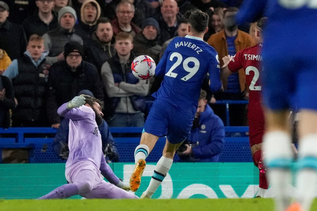 Kai Havertz z Chelsea sice proti Liverpoolu v Premier League skóroval, ale gól neplatil, protože se mu míč odrazil od ruky