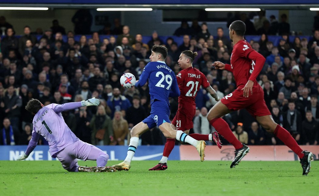 Kai Havertz z Chelsea sice proti Liverpoolu v Premier League skóroval, ale gól neplatil, protože se mu míč odrazil od ruky