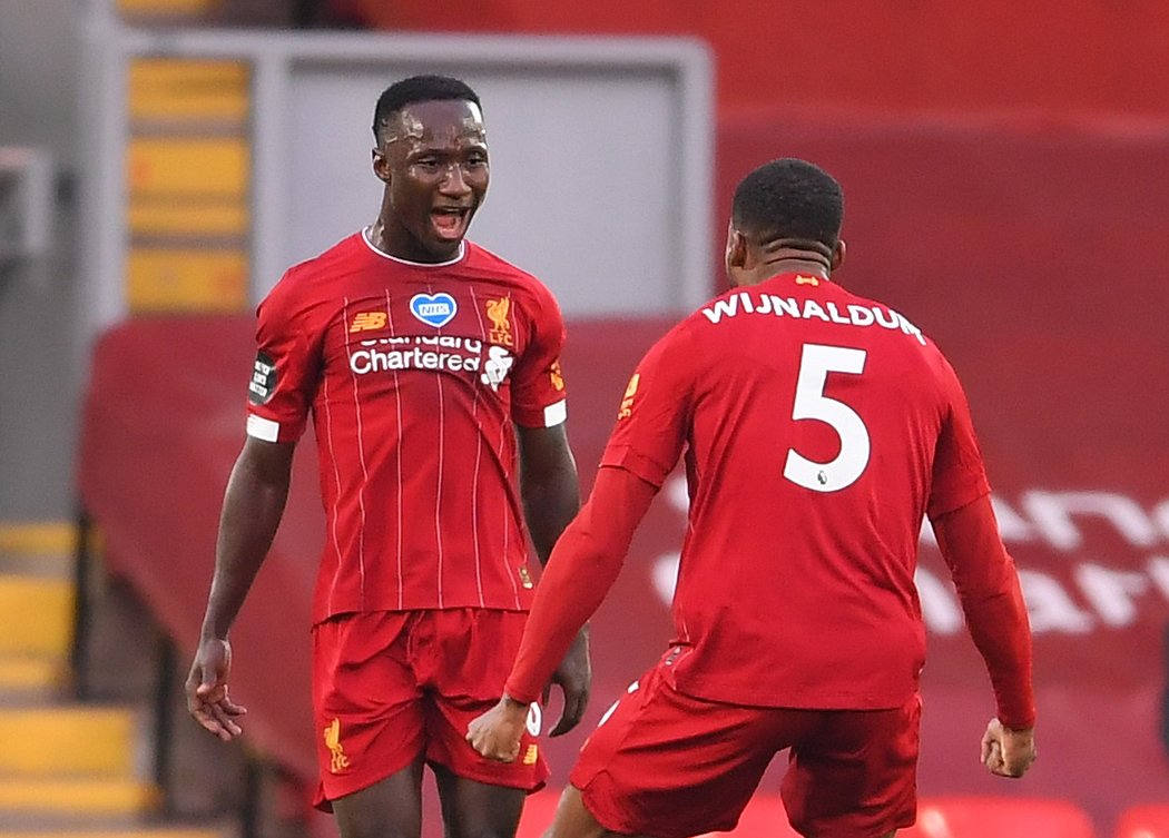 Naby Keita oslavuje svou trefu proti Chelsea se spoluhráčem z Liverpoolu Georginiem Wijnaldumem.