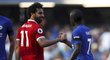 Mohamed Salah se zdraví se středopolařem Chelsea N&#39;Golem Kantém