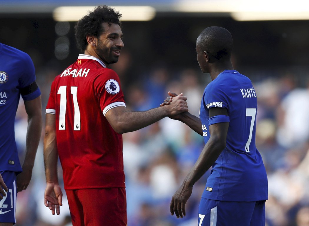 Mohamed Salah se zdraví se středopolařem Chelsea N&#39;Golem Kantém