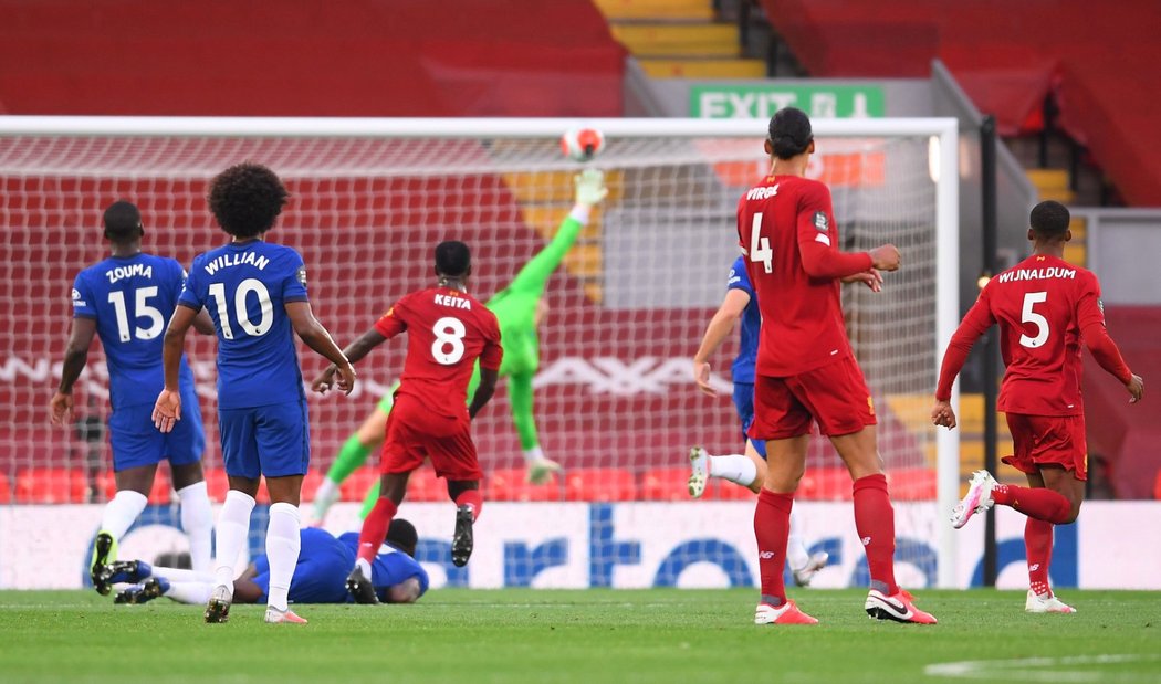 Střela liverpoolského Nabyho Keity zpoza pokutového území skončila v brance Chelsea.