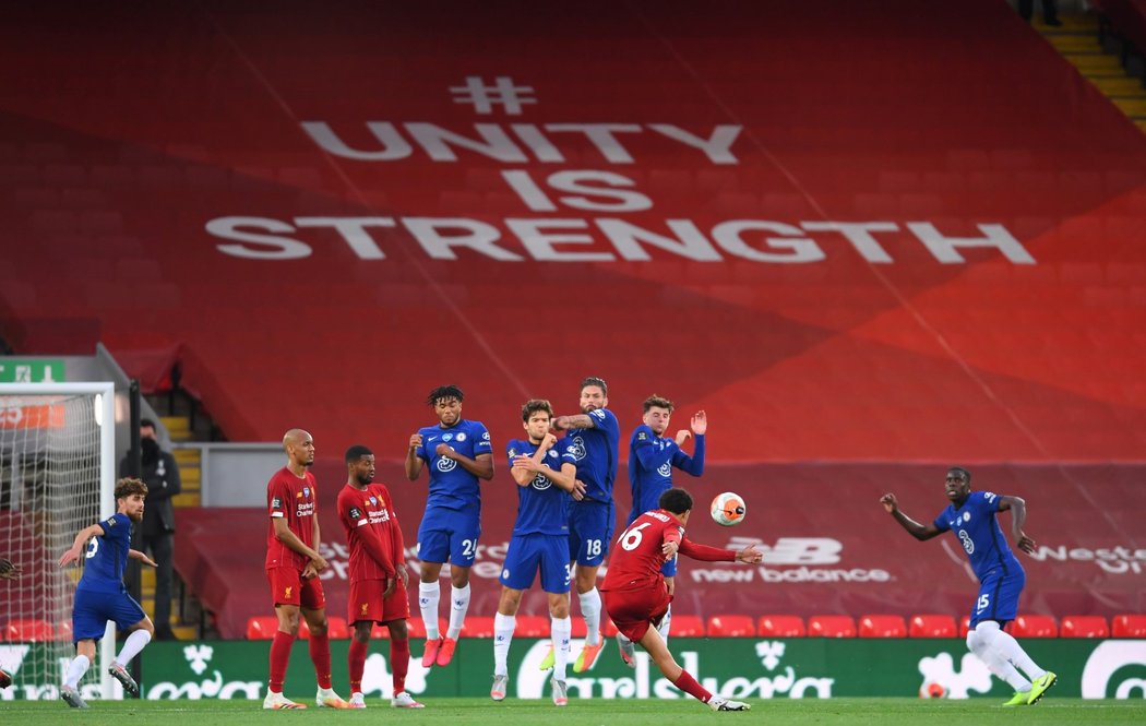 Trent Alexander-Arnold se parádně trefil z trestného kopu a zvýšil vedení Liverpoolu nad Chelsea na 2:0