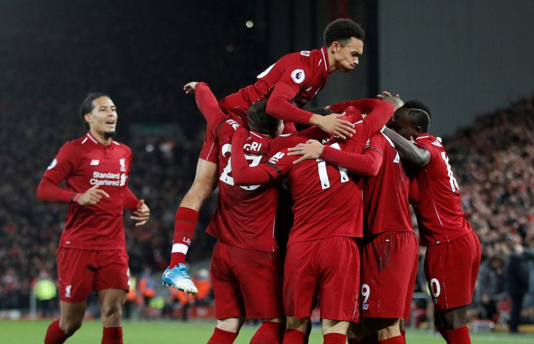 Radost fotbalistů Liverpoolu po gólu Roberta Firmina, kterým otočil z 0:1 na 2:1 proti Arsenalu