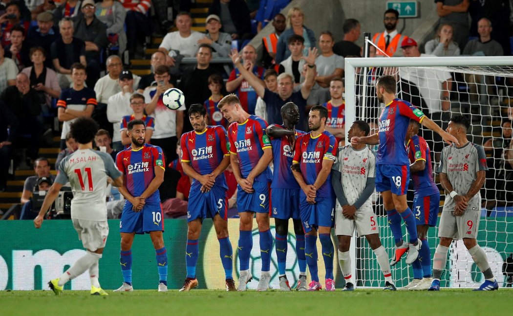 Mohamed Salah během přímého kopu na bránu Crystal Palace