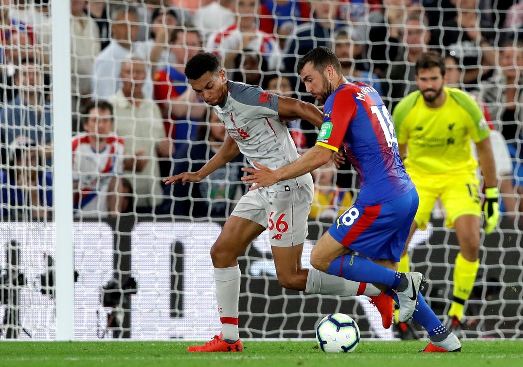 Trent Alexander-Arnold z Liverpoolu se snaží zaútočit na bránu Crystal Palace