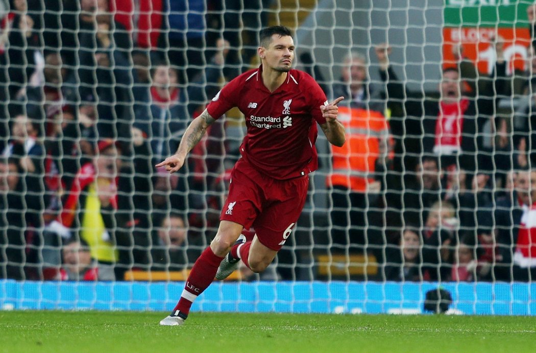 Stoper Liverpoolu Dejan Lovren slaví svůj gól, kterým otevřel skóre proti Newcastlu