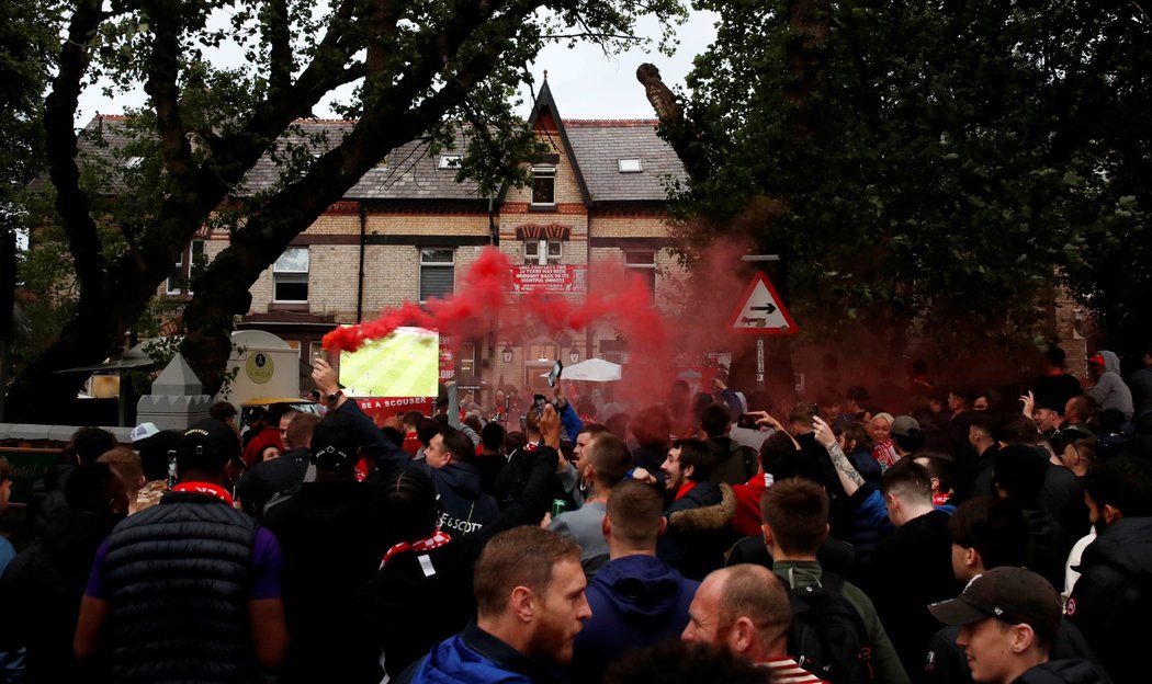 Fanoušci Liverpoolu při duelu s Chelsea, po kterém Reds zdvihli nad hlavu pohár pro mistra ligy