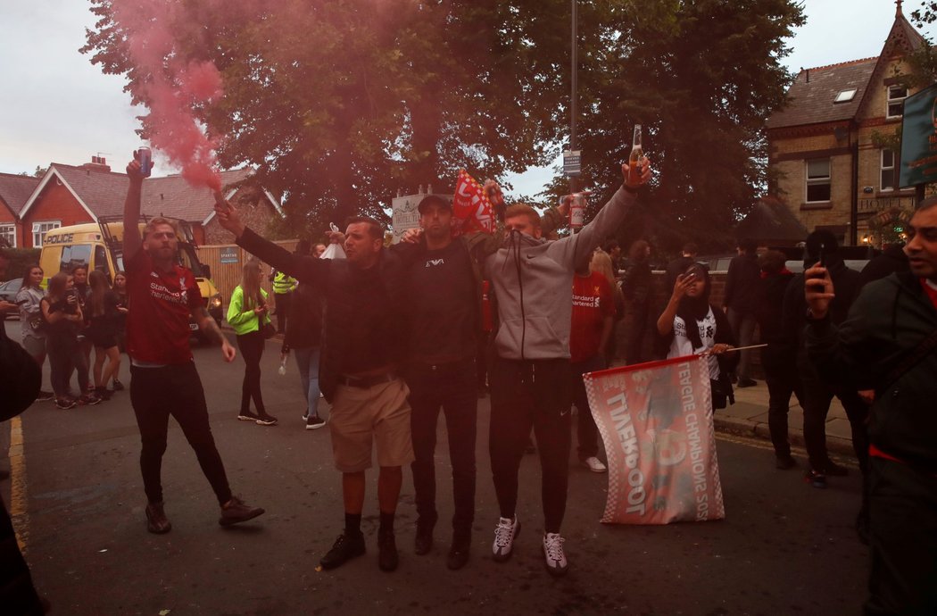 Fanoušci Liverpoolu při duelu s Chelsea, po kterém Reds zdvihli nad hlavu pohár pro mistra ligy