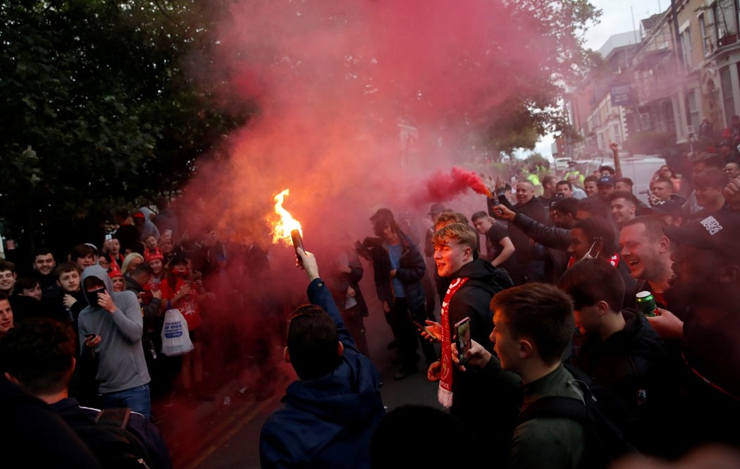 Fanoušci Liverpoolu při duelu s Chelsea, po kterém Reds zdvihli nad hlavu pohár pro mistra ligy