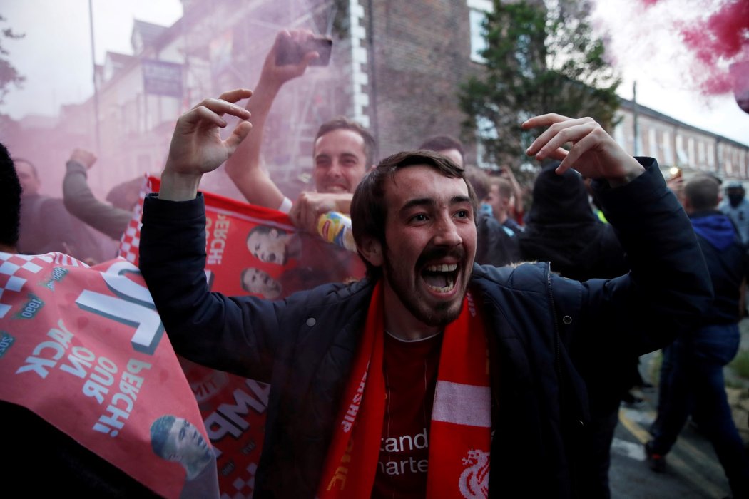 Fanoušci Liverpoolu při duelu s Chelsea, po kterém Reds zdvihli nad hlavu pohár pro mistra ligy