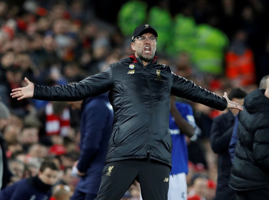 Divoká gestikulace trenéra Liverpoolu Jürgena Kloppa během zápasu s Evertonem