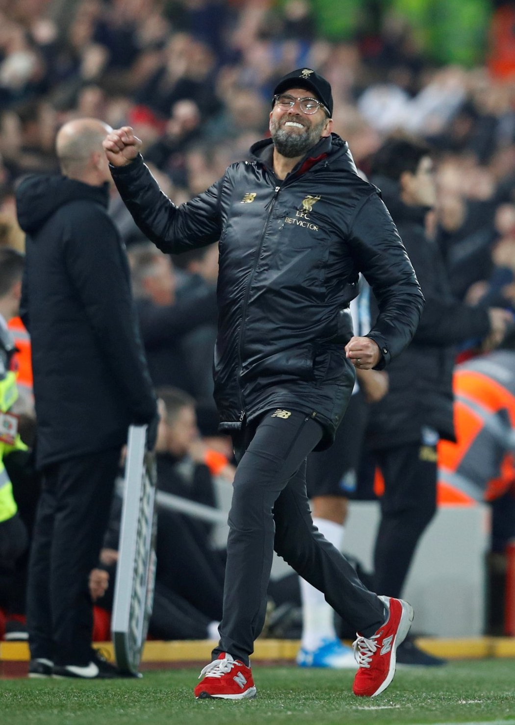 Trenér Liverpoolu Jürgen Klopp slaví vedení svého týmu 3:0 nad Newcastlem