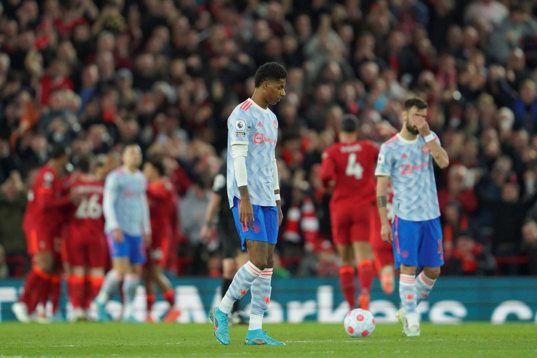 Zklamaní hráči United po debaklu na hřišti Liverpoolu