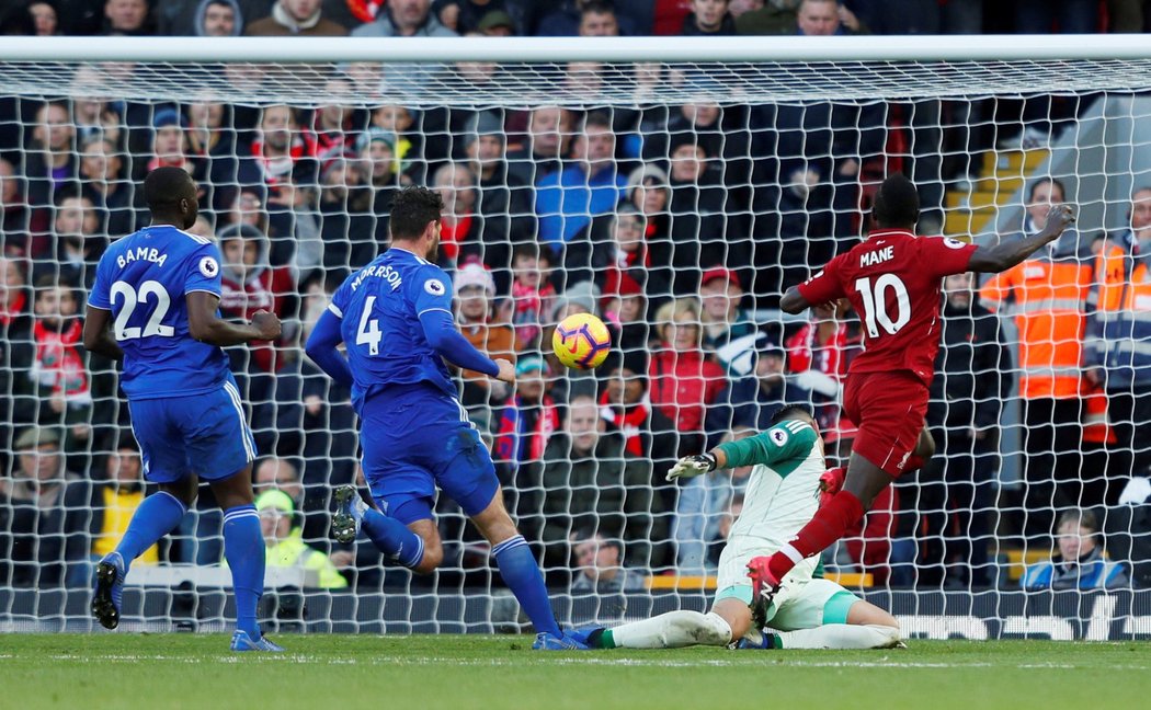 Sadio Mané střílí čtvrtý gól Liverpoolu do sítě Cardiffu