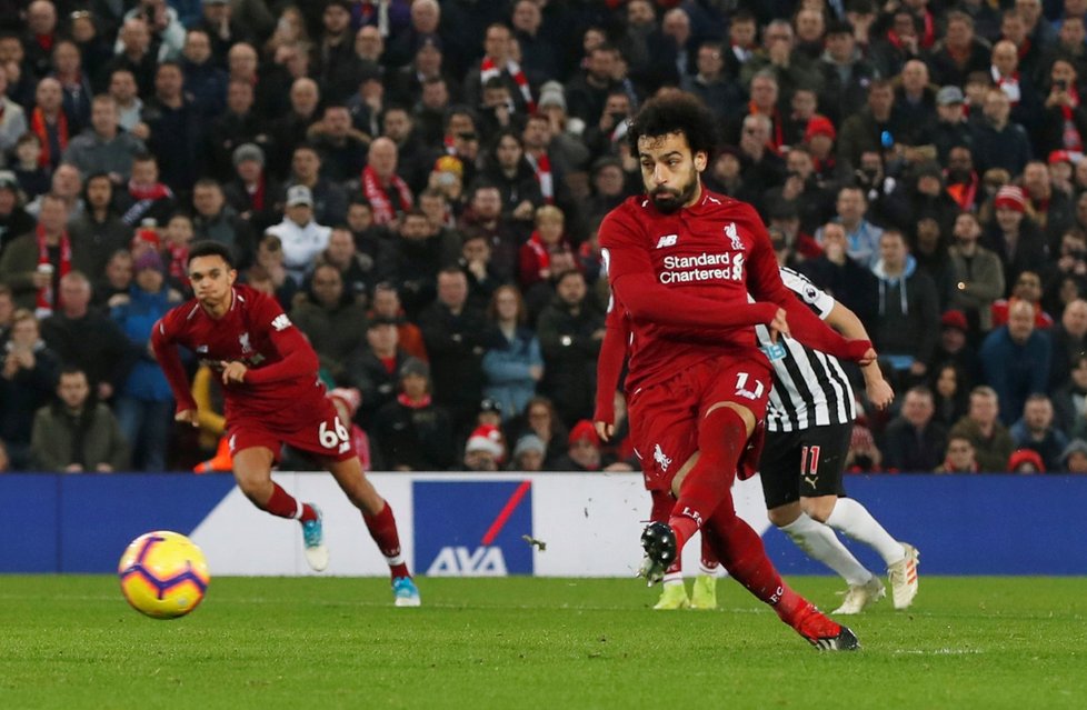 Hvězda Liverpoolu Mohamed Salah proměňuje penaltu