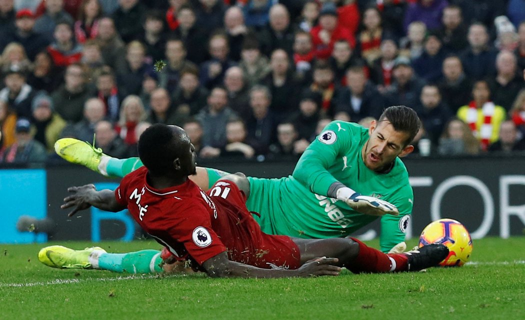 Brankář Newcastlu Martin Dúbravka zasahuje proti křídelníkovi Liverpoolu Sadiu Manému