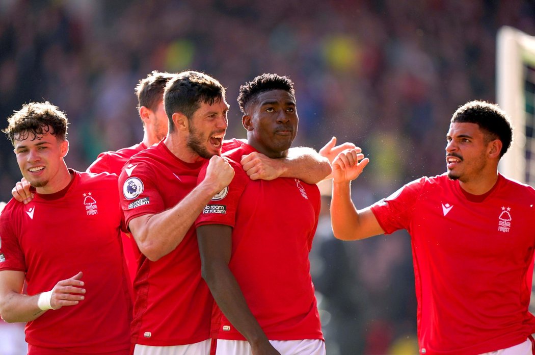 Hráči Nottinghamu se radují ze vstřeleného gólu Taiwa Awoniyiho proti Liverpoolu