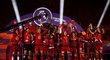 Fotbalisté Liverpoolu oslavují mistrovský titul s trofejí pro vítěze Premier League