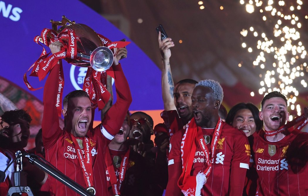 Liverpool převzal trofej pro mistra Premier League